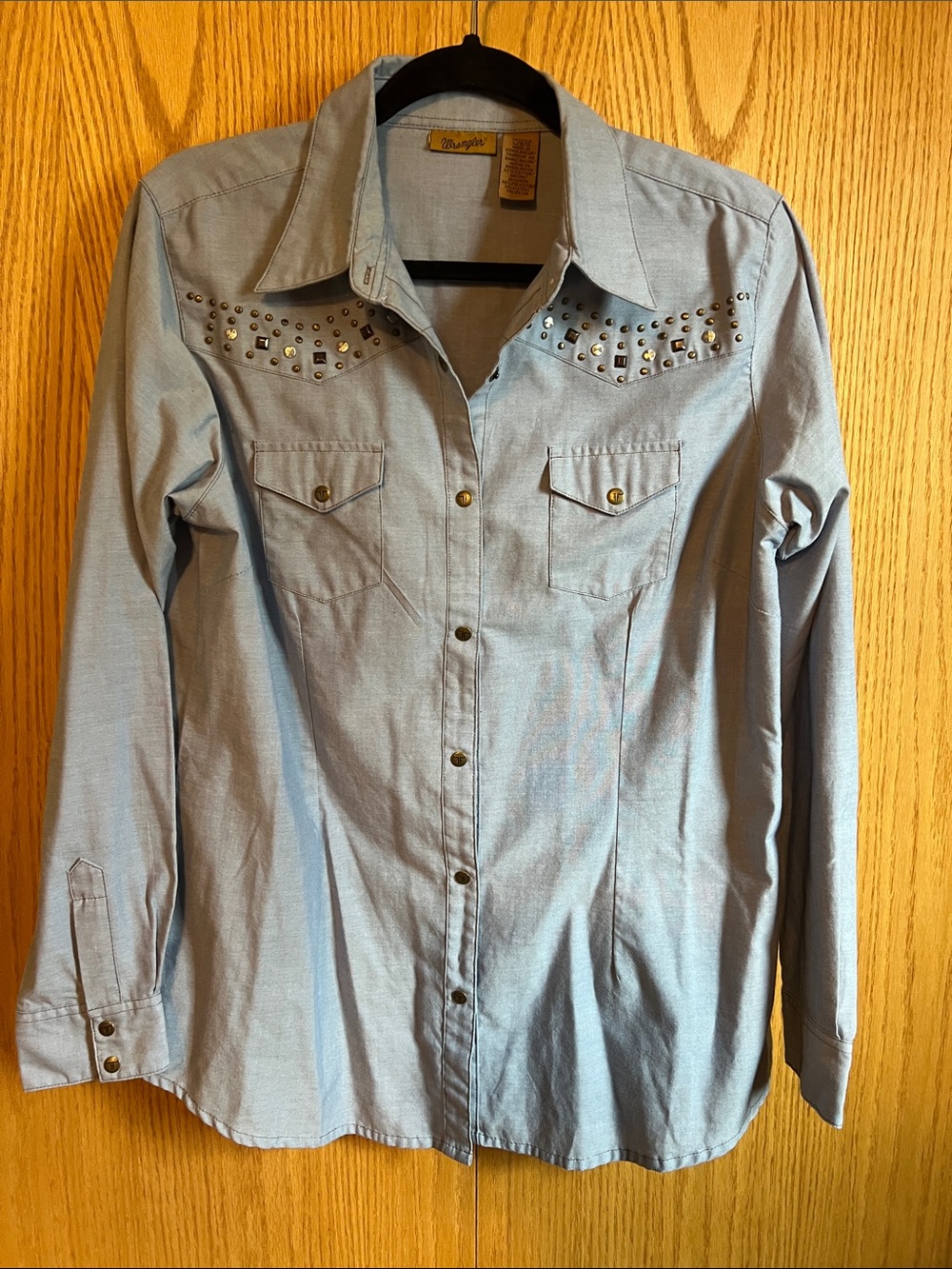 Wrangler long sleeve, Light Blue Snap Up Shirt, ladies size large.